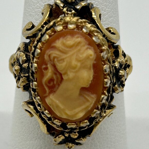 Vintage Cameo Ring Resin with18KT Gold Electroplate Intricate Floral Size 7 - Picture 2 of 14